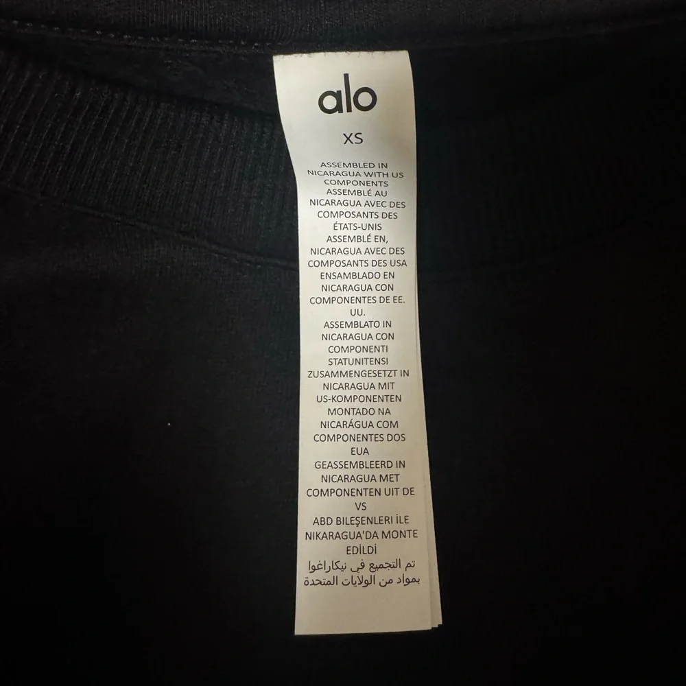 ALO Yoga Black Crewneck Sweatshirt with Subtle Logo - Picture 4 of 4